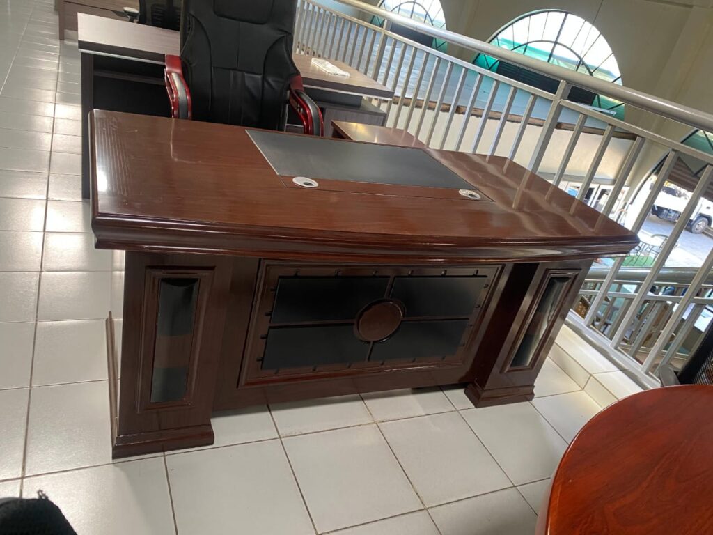 executiveofficedeskimage4